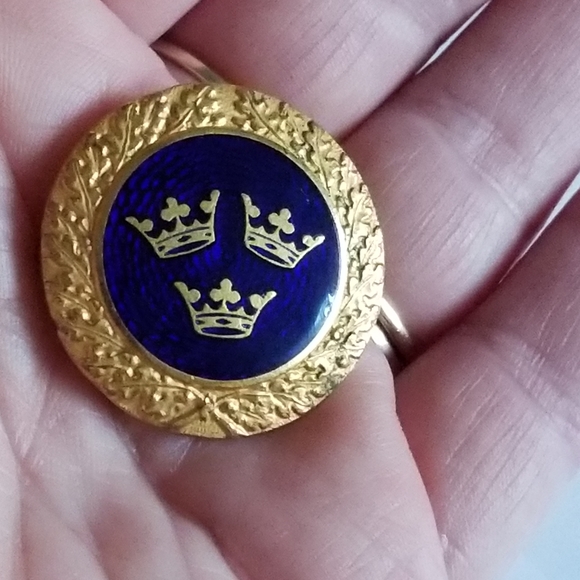 Vintage brooch Sporrong Sweden blue enamel gold tone three crown pin - Picture 9 of 16